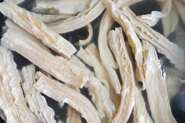 腐竹香菇牛肉的做法图解1