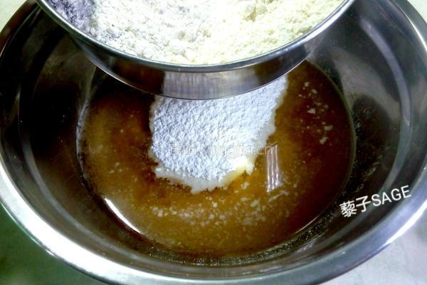 白芸豆蛋黄月饼的做法图解11
