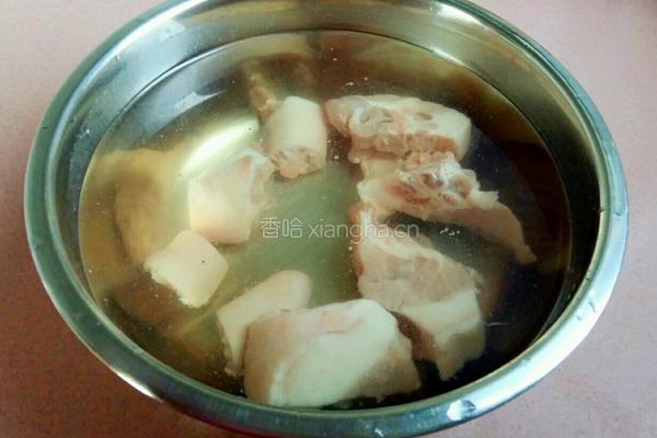 猪尾骨汤的做法图解2