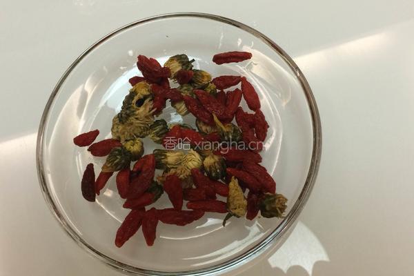 枸杞菊花茶的做法图解1