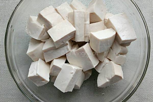 香肠炒豆腐的做法图解1
