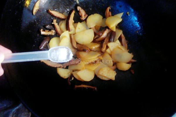 香菇土豆片的做法图解7