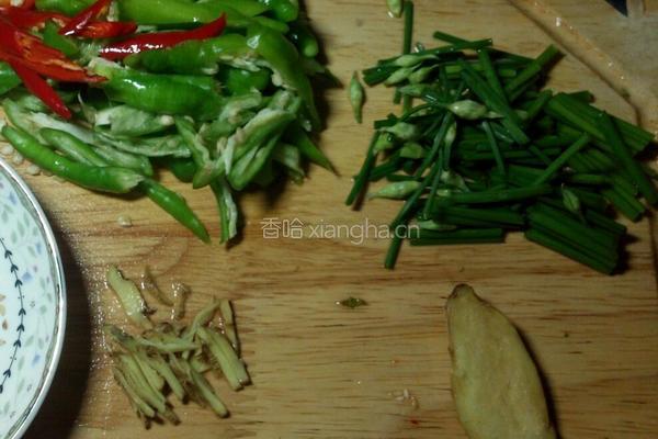 青椒小银鱼的做法图解2