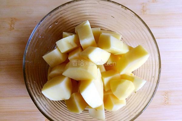土豆顿牛肉的做法图解1