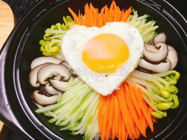 把鸡蛋放在煮熟的石锅内。