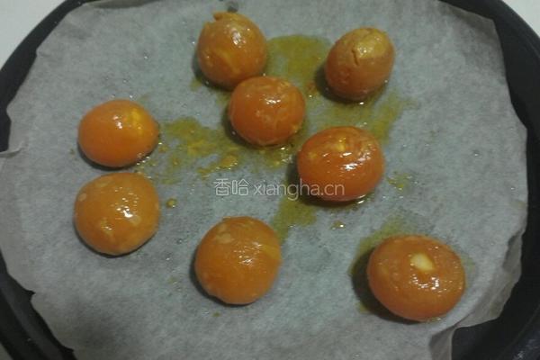 莲蓉蛋黄月饼的做法图解2