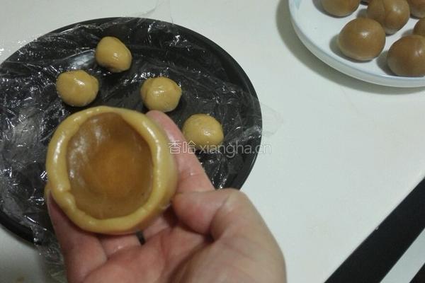 莲蓉蛋黄月饼的做法图解11