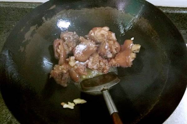 花生炖猪蹄的做法图解5