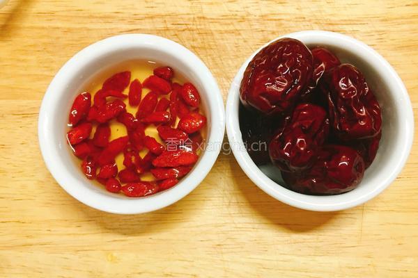 红枣枸杞鸽子汤的做法图解5