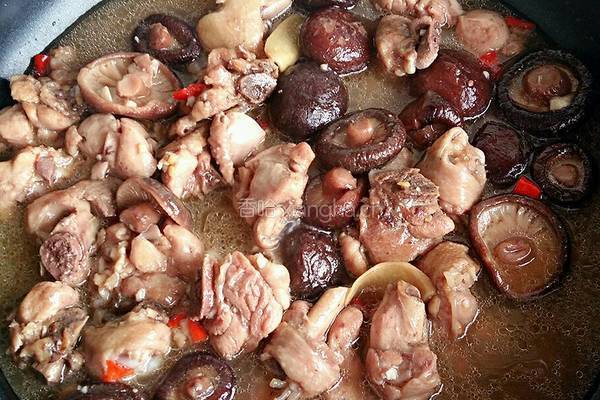 香菇炒鸡腿的做法图解6