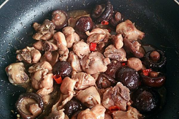 香菇炒鸡腿的做法图解7