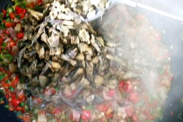 易门野生干巴菌炒饭的做法图解6