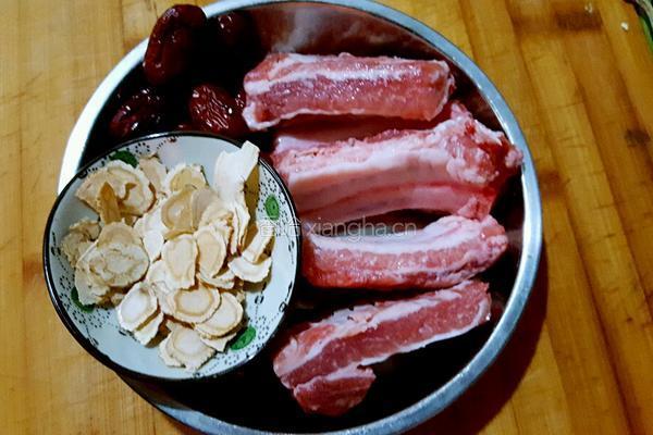 西洋参红枣炖排骨的做法图解1