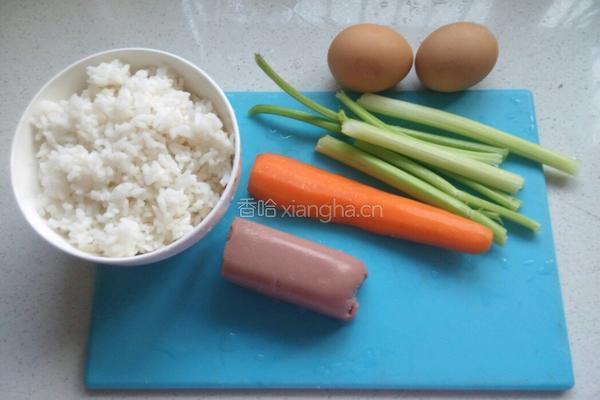 鸡蛋火腿炒饭的做法图解1