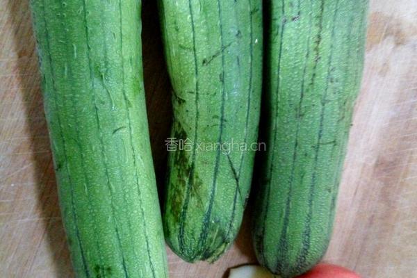 西红柿炒丝瓜的做法图解1