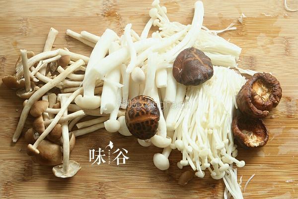 牛棒骨菌菇汤的做法图解2