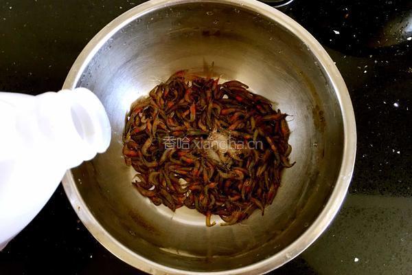油炸小河虾的做法图解1