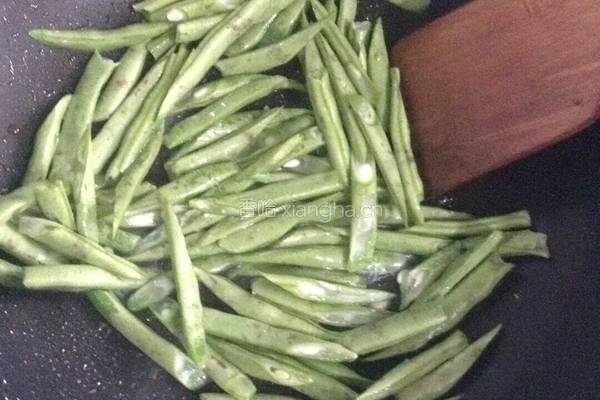橄榄菜四季豆的做法图解3