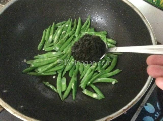 四季豆一转色加入适量橄榄菜。