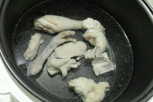 玉米炖鸡的做法图解3