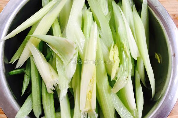 炝拌芹菜的做法图解1