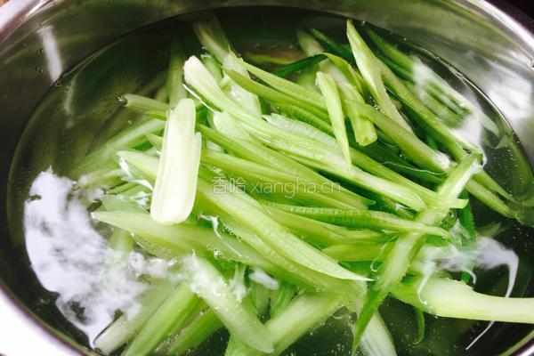 炝拌芹菜的做法图解2