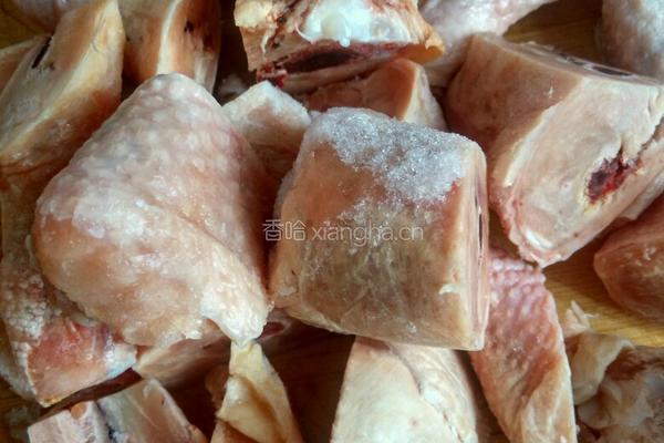 香菇土豆炖鸡肉的做法图解1