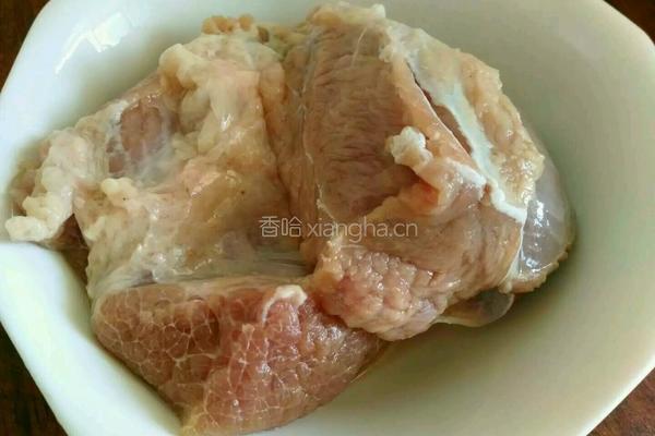 牛肉砂锅的做法图解1