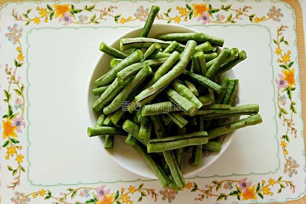 洋葱炒豆角的做法图解2