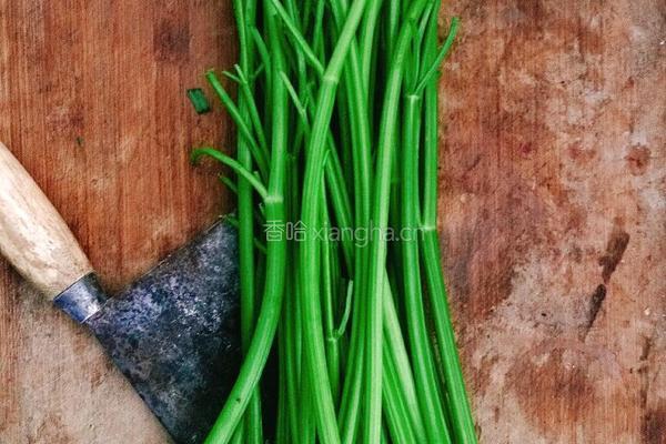 芹菜炒小酥肉片的做法图解1
