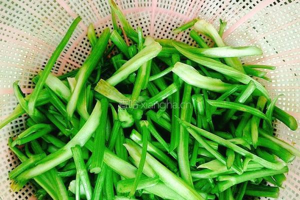 芹菜炒小酥肉片的做法图解2