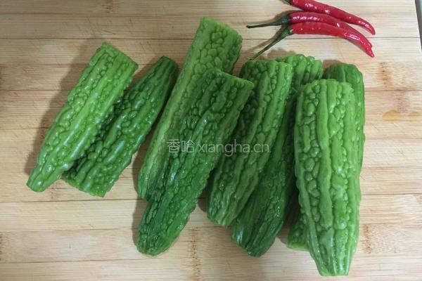 豆豉炒苦瓜的做法图解1