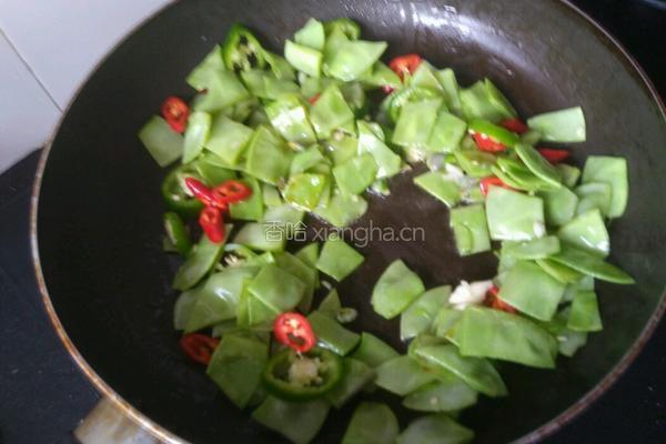 干煸梅豆的做法图解4