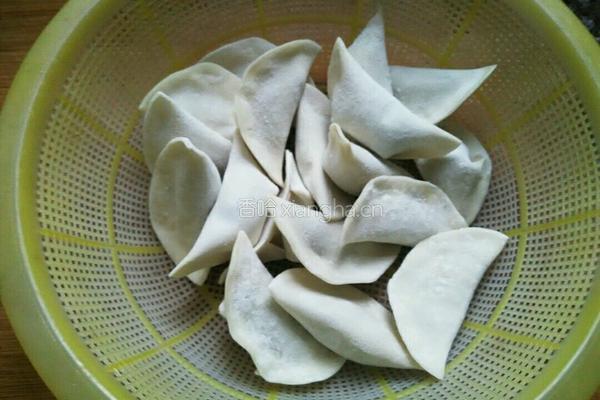 水煮饺子的做法图解1