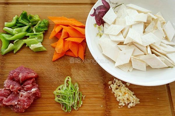 杏鲍菇胡箩卜炒肉的做法图解1