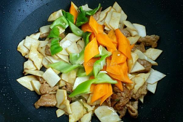 杏鲍菇胡箩卜炒肉的做法图解7