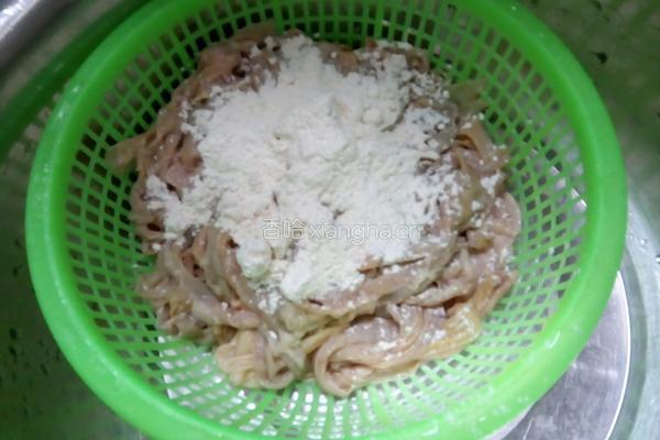 泡椒鸭肠的做法图解1