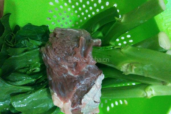 青菜烧牛肉的做法图解1
