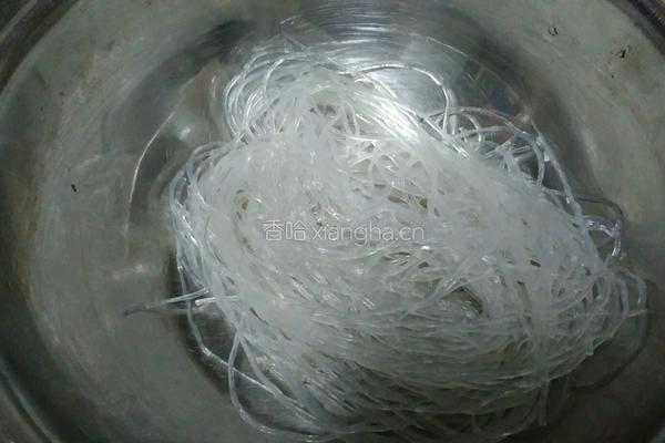 圆白菜粉丝炒肉的做法图解2