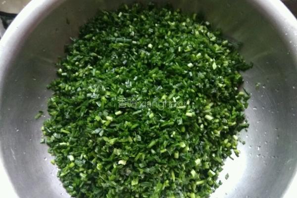 韭菜鸡蛋水饺的做法图解1