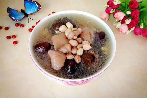 红枣花生猪蹄汤的做法图解5
