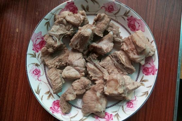 排骨玉米莲藕汤的做法图解3