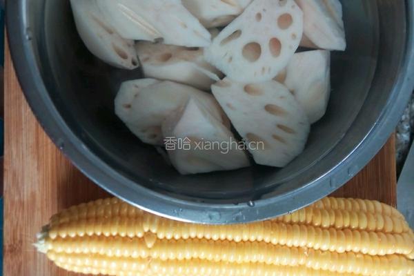 排骨玉米莲藕汤的做法图解4