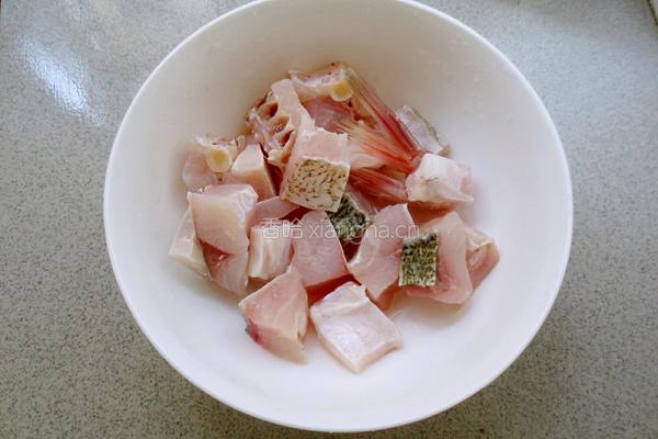 豆腐烧鲢鱼的做法图解1