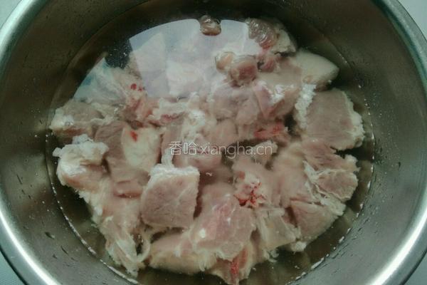竹笋炖排骨的做法图解1
