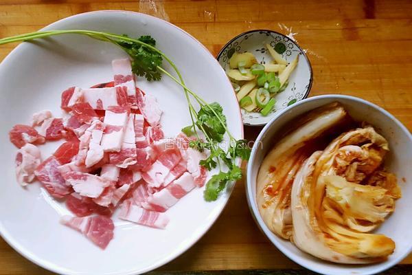 泡菜炒五花肉的做法图解1