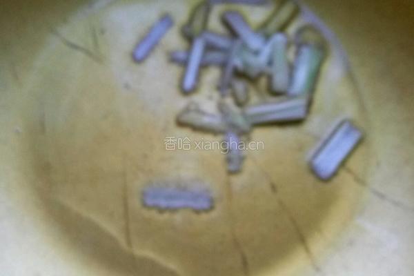青椒炒红肠的做法图解3