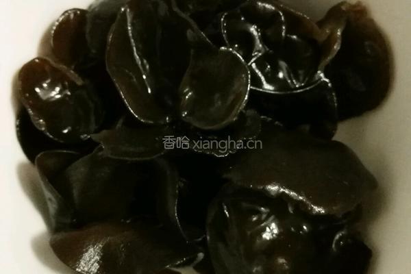 凉拌青椒木耳的做法图解1
