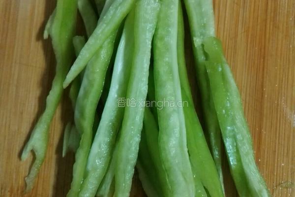 凉拌青椒木耳的做法图解2