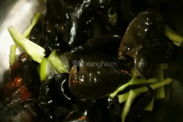 凉拌青椒木耳的做法图解5